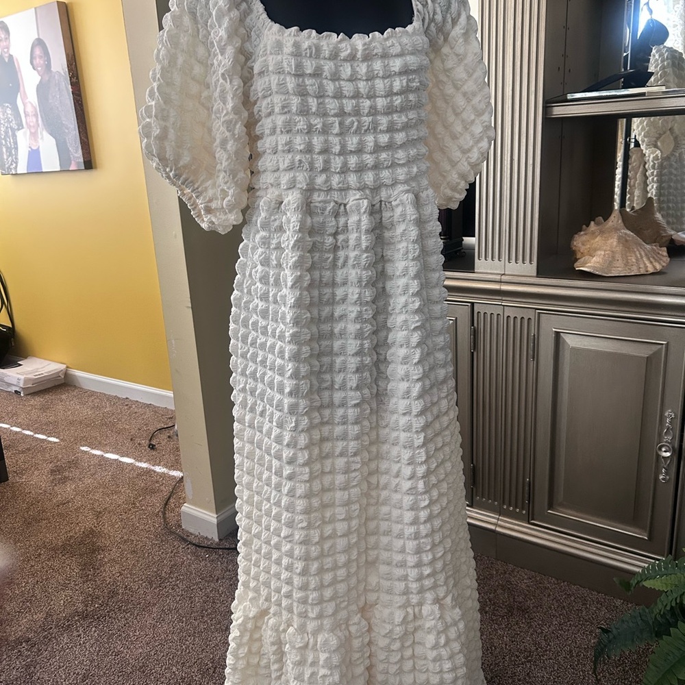 White Textured Puff-Sleeve Maxi Dress by Simply Southern size L